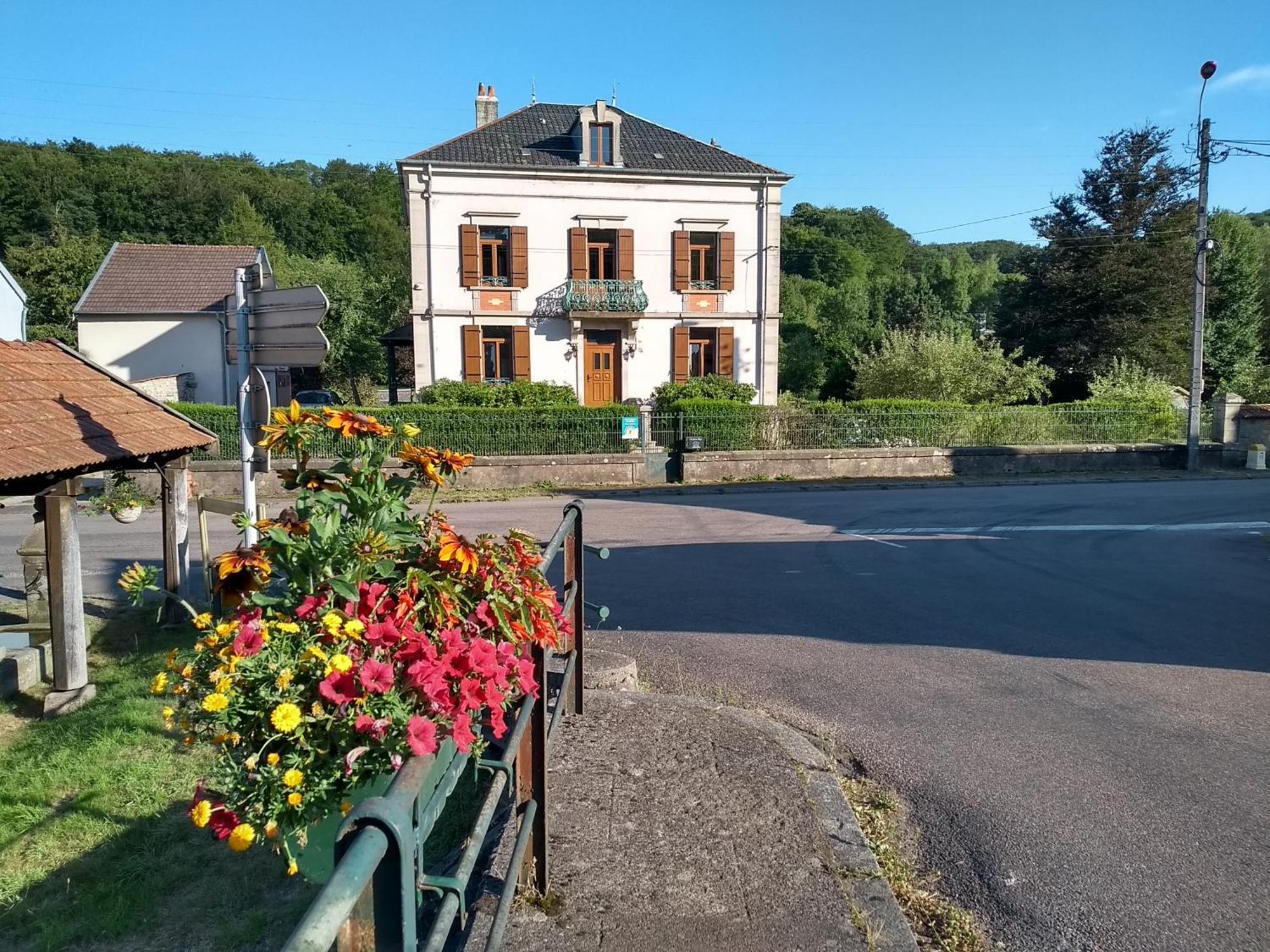 Au Fil Du Temps Bed & Breakfast Fougerolles-Saint-Valbert Eksteriør bilde